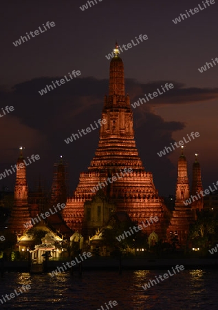 Der Wat Arun Tempel in der Stadt Bangkok in Thailand in Suedostasien.