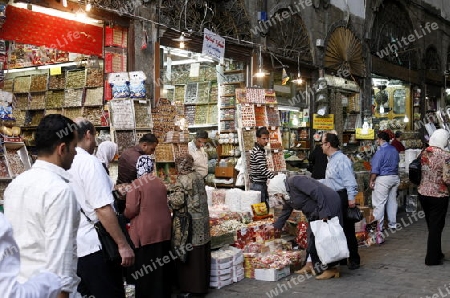 Eine Gasse mit Geschaeften im Souq in der Altstadt der Syrischen Hauptstadt Damaskus