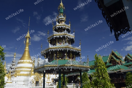 Der Tempel Wat Jong Kham und Jong Klang am See Nong Jong Kham im Dorf Mae Hong Son im norden von Thailand in Suedostasien.