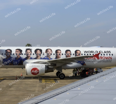 Ein Flugzeug von Air Asia mit Bilder der Thailaendischen Damen Volleyball Nationalmannschaft steht auf dem Flughafen Don Muang in der Hauptstadt Bangkok von Thailand in Suedostasien.