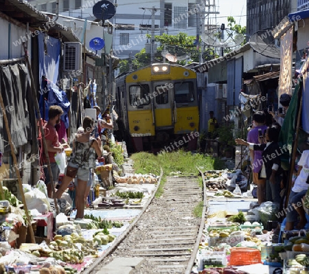 Der Maeklong Railway Markt beim Maeklong Bahnhof  suedwestlich der Stadt Bangkok in Thailand in Suedostasien.