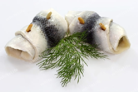 Rollmops mit Dill auf hellem Hintergrund