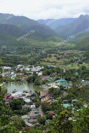 Die Aussicht vom Berg Tempel Wat Phra That Doi Kong Mu auf das Dorf Mae Hong Son im norden von Thailand in Suedostasien.