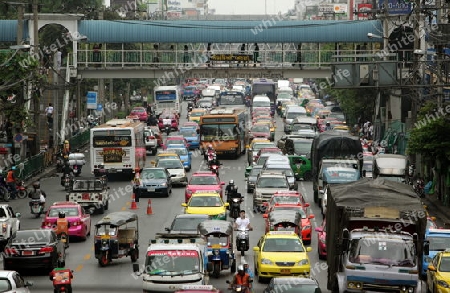 cars  in the city centre at the pratunam aerea in the city of Bangkok in Thailand in Suedostasien.