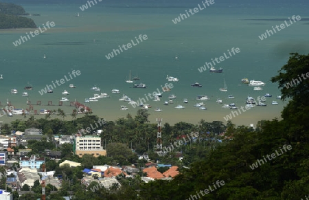 Die Sicht von den Bergen nach Chalong im sueden der Insel Phuket im sueden von Thailand in Suedostasien.