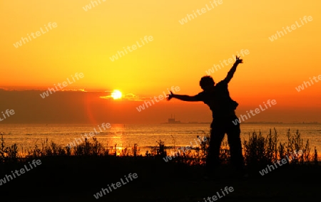 Young soccer player jumping at sunset - Junger Fussballer beim abendlichen Training bei Sonnenuntergang              