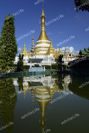 Der Tempel Wat Jong Kham und Jong Klang am See Nong Jong Kham im Dorf Mae Hong Son im norden von Thailand in Suedostasien.