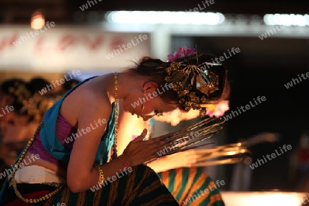 Ein traditioneller Tanz einer Tanzgruppe auf dem Nachtmarkt in der Altstadt von Chiang Rai in der Provinz Chiang Rai im Norden von Thailand in Suedostasien.