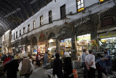 Eine Gasse mit Geschaeften im Souq in der Altstadt der Syrischen Hauptstadt Damaskus