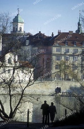 Am Ufer des Vltava Fluss von Prag der Hauptstadt der Tschechischen Republik.