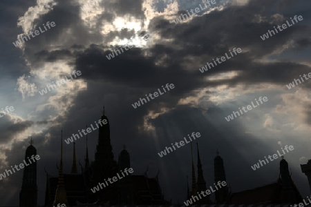 Das Tempelgelaende in der Abendstimmung mit dem Wat Phra Keo beim Koenigspalast im Historischen Zentrum der Hauptstadt Bangkok in Thailand. 