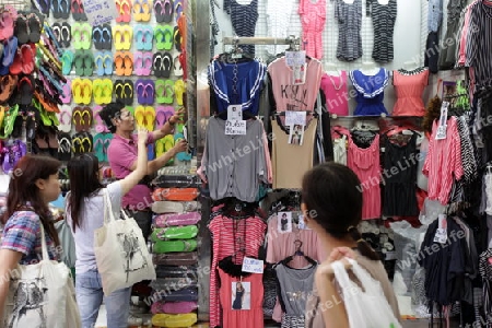 Der Textil Markt Pratunam beim Siam Square im Zentrum von Bangkok der Hauptstadt von Thailand in Suedostasien.  