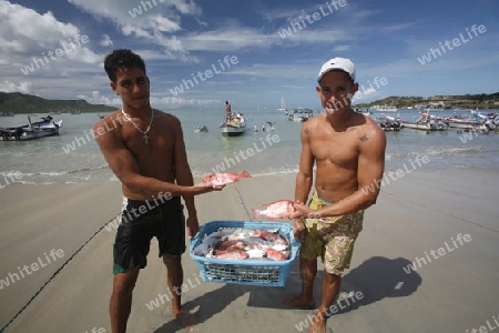 Suedamerika, Karibik, Venezuela, Isla Margarita, Juangriego, Zwei Fischer am Strand des Fischerdorfes Juangriego an der Karibik auf der Isla Margarita.      (Urs Flueeler) 