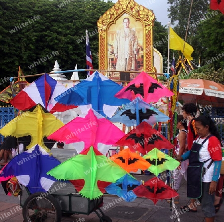 Ein Bild des Koenig Bhumibol Adelyadej von Thailand ist in der Hauptstadt von Bangkok allgegenwertig.