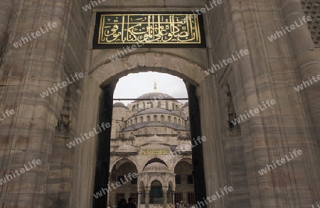 Die Blaue Moschee im Stadtteil Sulranahmet in Istanbul in der Tuerkey.