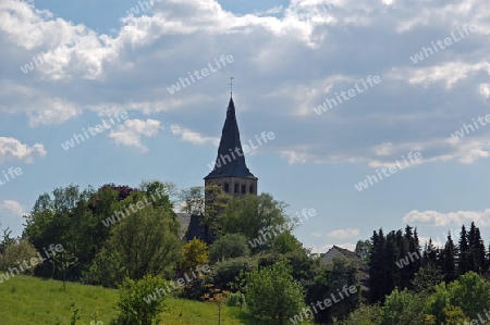 Wolken k?ssen Kirchturm