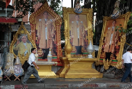 Ein Plakat des Thailaendischen Koenig Bhumibol im Zentrum von Bangkok der Hauptstadt von Thailand in Suedostasien.  