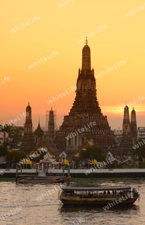 Die Tempelanlage des Wat Arun am Mae Nam Chao Phraya River in der Hauptstadt Bangkok von Thailand in Suedostasien.