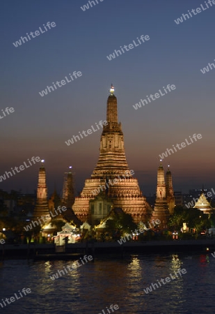 Die Tempelanlage des Wat Arun am Mae Nam Chao Phraya River in der Hauptstadt Bangkok von Thailand in Suedostasien.