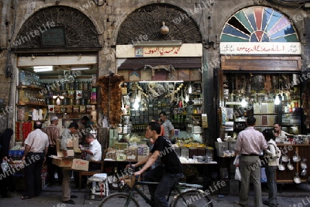 Eine Gasse mit Geschaeften im Souq in der Altstadt der Syrischen Hauptstadt Damaskus