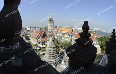 Die Tempelanlage des Wat Arun am Mae Nam Chao Phraya River in der Hauptstadt Bangkok von Thailand in Suedostasien.