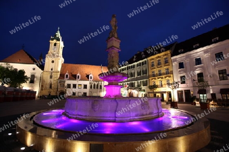 Europa, Osteuropa, Slowakei, Hauptstadt, Bratislava, Altstadt, Platz, Rathausplatz, Maximilianfontaene, Rathaus, Sommer,