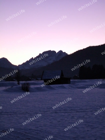 Sonnenuntergang hinter der Alpspitze und Zugspitze