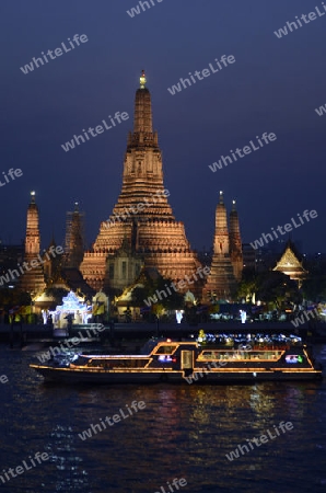 Die Tempelanlage des Wat Arun am Mae Nam Chao Phraya River in der Hauptstadt Bangkok von Thailand in Suedostasien.