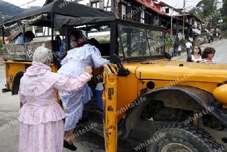 Amerika, Suedamerika, Venezuela, Deutsche Kolonie, Colonia Tovar, Bergdorf,  Das traditionelle Patronsfest des Heiligen Martin am Martinstag 11.November 2008 mit Deutschen Folkstaenzen und Deutschen Trachten im Bergdorf Colonia Tovar der ehemaligen