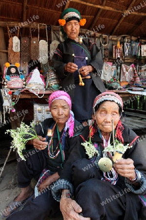 Traditionell gekleidete Frauen von einem Stamm der Akha beim Dorf Fang noerdlich von Chiang Mai im Norden von Thailand.