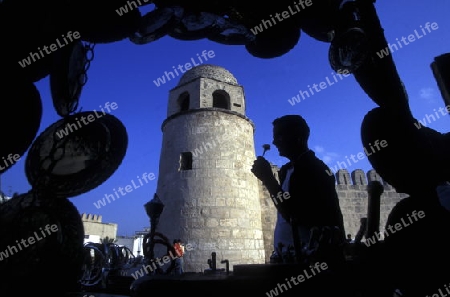 Die Grosse Moschee mit der Mauer in der Altstadt oder Medina von Sousse am Mittelmeer  in Tunesien in Nordafrika.    