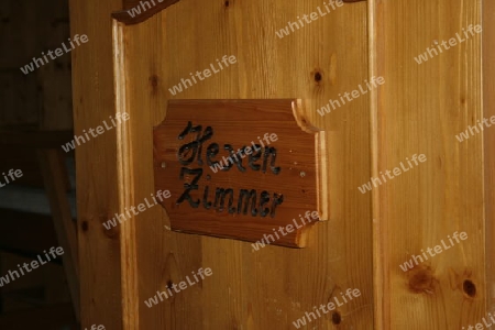 Schild Hexenzimmer an einer Holztuer