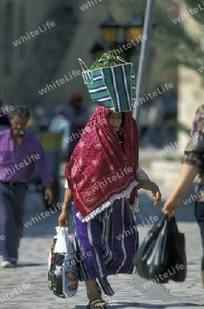 Afrika, Tunesien, Monastir
Eine beladene Frau dem Markt oder Souq in der Altadt der Kuestenstadt Monastir in Central Tunesien. (URS FLUEELER)






