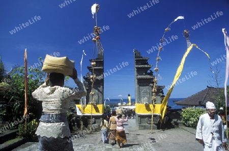 Der Pura Tanah Lot Tempel im Suedwesten von Bali auf der Insel Bali in Indonesien.