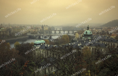 Die Karlsbruecke ueber dem Vltava Fluss in der Hauptstadt Prag in der Tschechischen Repubilck in Osteuropa..