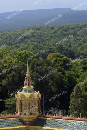 Der Grosse Tempel oder Chedi Phra Maha Chedi Chai Mongkhon auf einem Huegel bei Roi Et in der Provinz Roi Et nordwestlich von Ubon Ratchathani im nordosten von Thailand in Suedostasien.