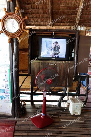 Ein Restaurant am Strand bei Chumphon an der Schiffsstation fuer die weiterfahrt zur Insel To Tao im Golf von Thailand im Suedwesten von Thailand in Suedostasien. 