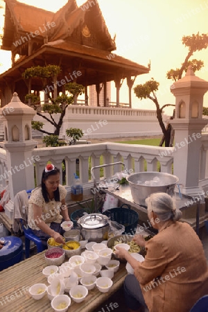Frauen Kochen fuer die Besucher bei einem Fest im Santichaiprakan Park am Mae Nam Chao Phraya in der Hauptstadt Bangkok von Thailand in Suedostasien.