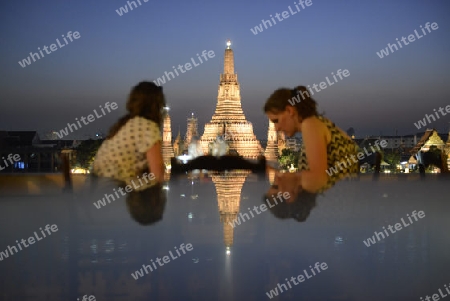 Die Tempelanlage des Wat Arun am Mae Nam Chao Phraya River in der Hauptstadt Bangkok von Thailand in Suedostasien.