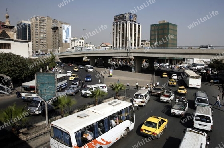 Der Autoverkehr mit Stau in der Hauptstadt von Syrien und Grossstadt von Damaskus in der uebersicht, Syrien 