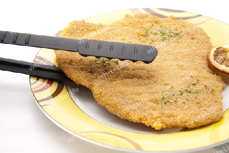 Schnitzel mit Grillzange