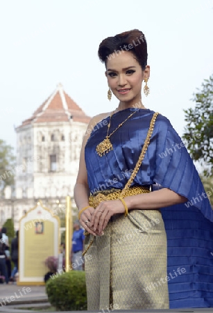 Eine Frau in traditioneller kleidung bei einem traditionellen Tanzfest im Santichaiprakan Park am Mae Nam Chao Phraya in der Hauptstadt Bangkok von Thailand in Suedostasien.