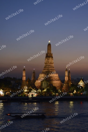 Die Tempelanlage des Wat Arun am Mae Nam Chao Phraya River in der Hauptstadt Bangkok von Thailand in Suedostasien.