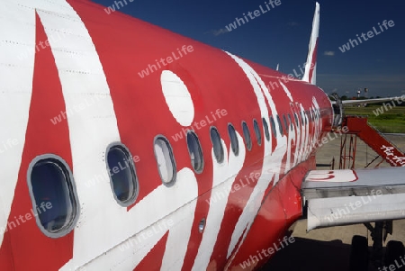 Ein Flugzeug von Air Asia auf dem Airport von Ubon Ratchathani im nordosten von Thailand in Suedostasien.