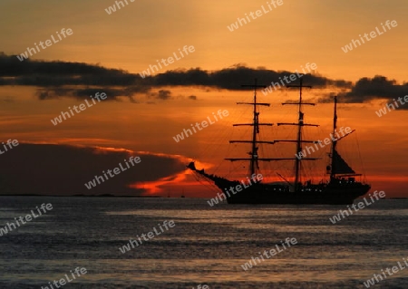 Suedamerika, Karibik, Venezuela, Los Roques, Insel, Atoll, Archipfel, Klima, Reef, Dorfinsel, Segelboot, Dreimaster, Schiff, Sonnenuntergang, Stimmung, Abend, 