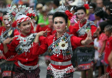 Eine traditionelle Tanz Gruppe zeigt sich an der Festparade beim Bun Bang Fai oder Rocket Festival in Yasothon im Isan im Nordosten von Thailand. 