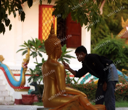 Die Goldene Buddha Produktion im Tempel Wat Sainyaphum in der Stadt Savannahet in zentral Laos an der Grenze zu Thailand in Suedostasien.