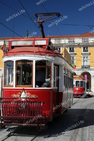 Ein Tram auf dem Praca do Comercio in der Innenstadt der Hauptstadt Lissabon in Portugal.  