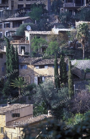 Das Bauerndorf Deia oder Deya mit den alten traditionellen Steinhaeusern im Februar 2005 im nord-westen der Insel Mallorca einer der Balearen Inseln im Mittelmeer.  