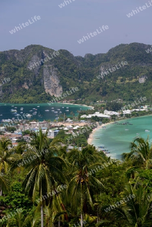 The view from the Viewpoint on the Town of Ko PhiPhi on Ko Phi Phi Island outside of the City of Krabi on the Andaman Sea in the south of Thailand. 